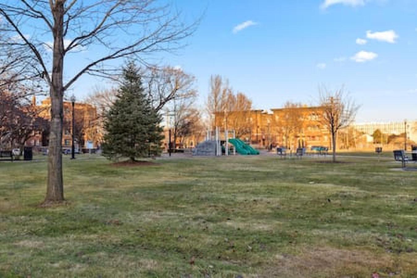 Your Cozy 2-Bedroom Midtown Детройт Экстерьер фото